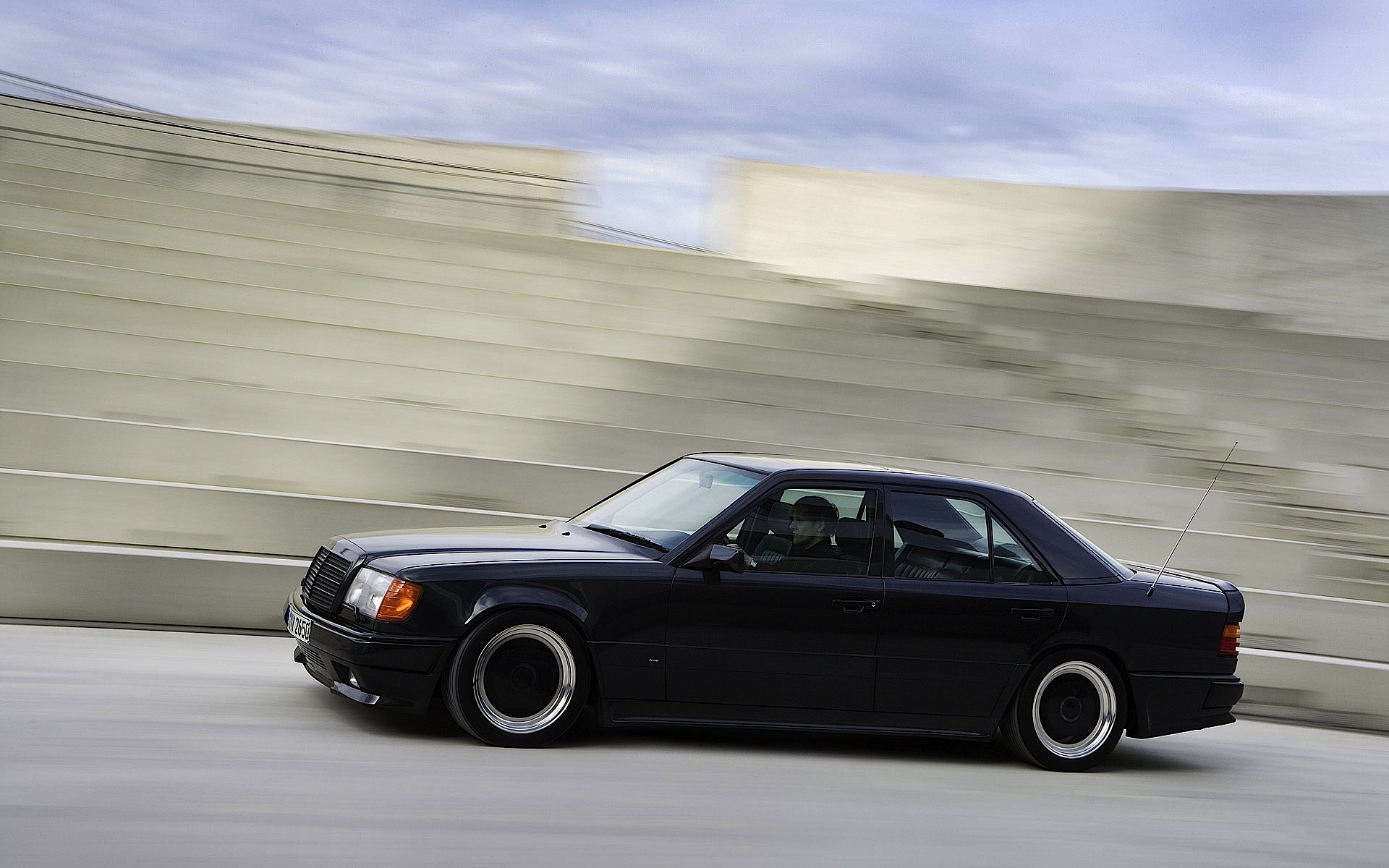 Mercedes w124 amg wallpaper #7