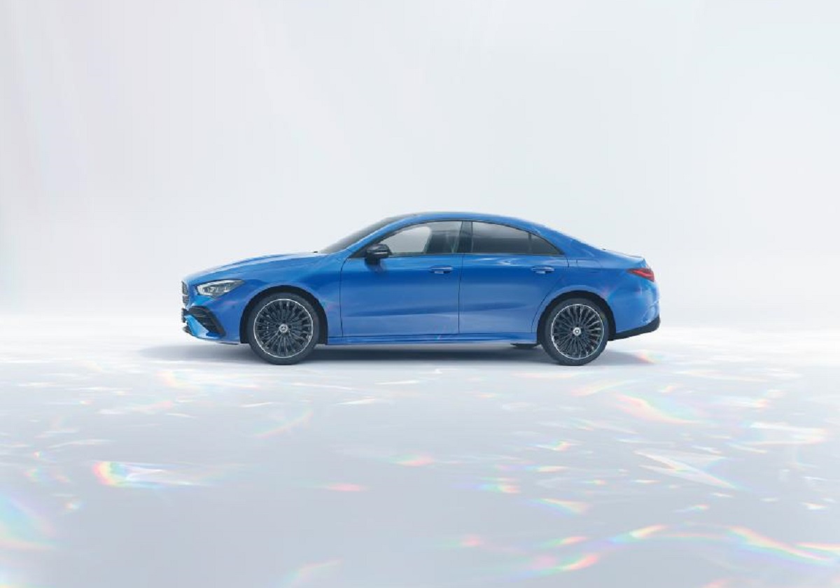 새로운 2024 Mercedes-Benz CLA가 측면 프로필을 보여줍니다. 
