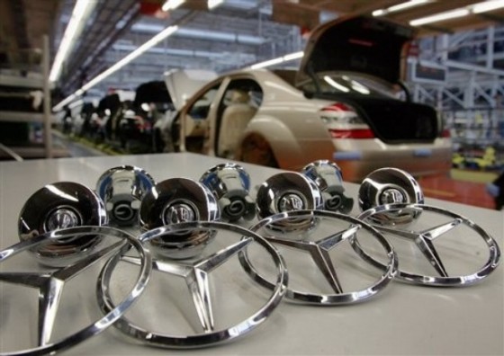 mercedes benz sindelfingen factory assembly star logo 560x396 Mercedes Aims To Increase Production By 13% In 2012