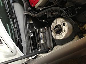 Need help with identifying a loose part on the strut, and a missing plastic box?-img_0213.jpg