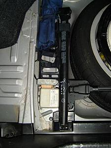 Jack mounted in the trunk (boot) &amp; trunk (boot) floor-s7001756.jpg