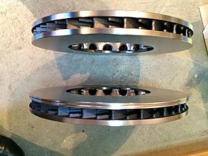 rotors: OEM vs Mercedes genuine-c43-rotors-left-right.jpg