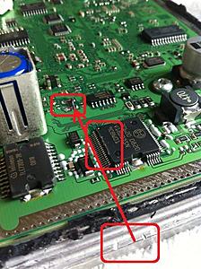 -mhp-me9.7-c63-damaged-ecu-circuit-board-path-opening-screwdriver-marked-box-scratched.jpg