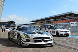 I am lucky guy...convinced my wife to drive SLS GT3-970052_593635473988237_196738984_n.jpg