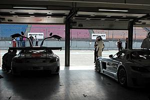 I am lucky guy...convinced my wife to drive SLS GT3-971103_593635490654902_1654812394_n.jpg