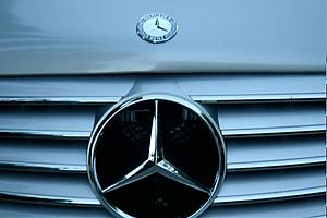 This just in - W204 flat hood badge pops right onto W208-cars4.jpg