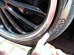 My E350 D6 Cabriolet-front-left-tyre-damage-close.jpg