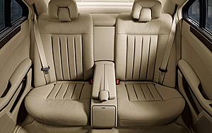 Interior mod-112_0903_08z-2010_mercedes_benz_e_class-rear_seats.jpg