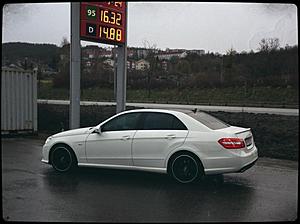 Picture request: White W212 with black rims (either all black or just the inside)-1red4_zpsde0765b9.jpg