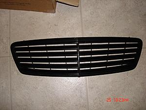 W203 C-Class Painted Black Grille-merc-fs-006.jpg