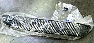 FS: BRAND NEW W211 E63 AMG OEM 211-885-13-53 Lower Center Mesh Grille-picture-003.jpg