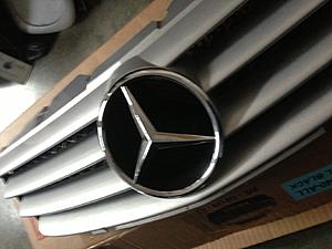 FS: R230 grill with emblem-photo_3-1-.jpg