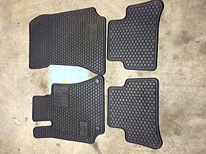 W212 Black Rubber Floormats-photo.jpg