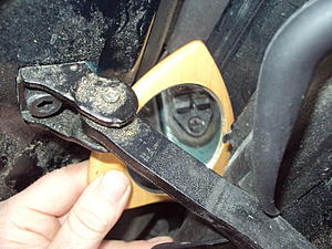 HOW TO CHANGE MERC ML 163 FRONT DOOR SPEAKER WIRES-dsc02829.jpg