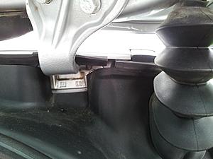 Is this gap, at the top of hatch seal, normal?-20140714_131830.jpg