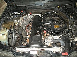 Mercedes 1990 300E, grey- 00-enginesm.jpg