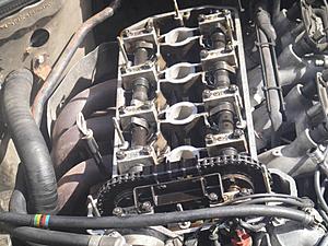 FS: 1985 190e 2.3 16v 00 OBO-valve-20coveroff.jpg