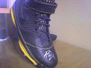 Kobe signed shoe-photo_05.jpg