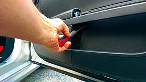 Removing W221 door-panels..-remove-screw2.jpg