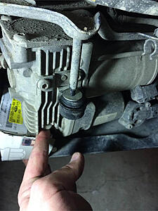 Replacing Airmatic pump suspension and air filter w/pics-4rniplf.jpg