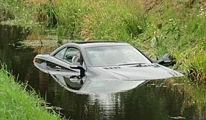 New version of SL500-car_crash_mercedes_sl_500_tries_to_swim_01.jpg