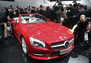 A worker removes fingerprints from the 2013 Mercedes Benz SL on the first press previ-2012-01-09t163719z_2110700393_gm1e81a01yz01_rtrmadp_3_autoshow.jpg