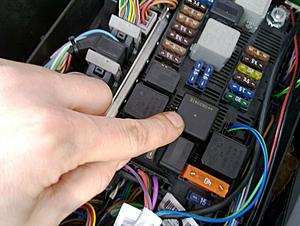 What is this relay in socket M (front SAM) for?-20101101_002.jpg