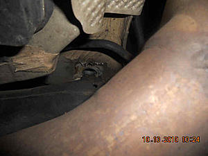 My rear subframe bolt snapped-broken-subrame-2.jpg