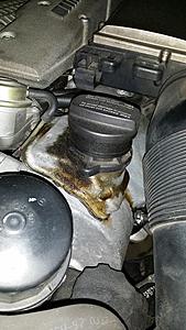 W211 E55 Oil Leak around the Oil Fill Cap-20141002_000438.jpg