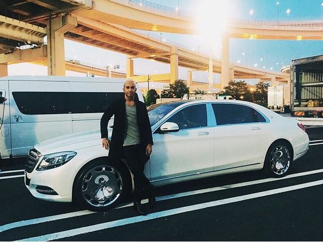 Lewis Hamilton Takes Delivery of New S600 Maybach