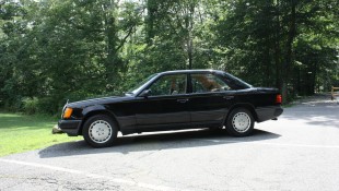 This Mercedes-Benz 300E Has Racked Up 800,000 Original Miles