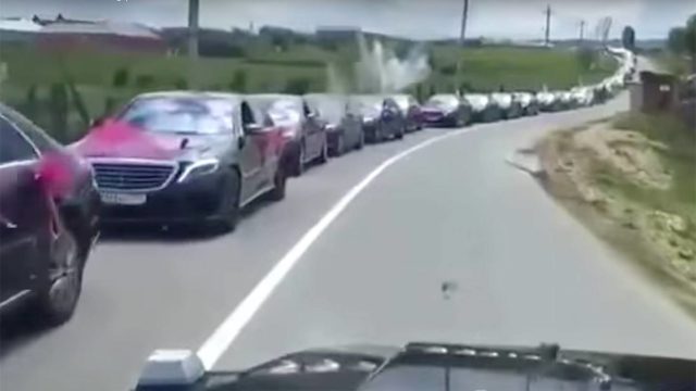 Half-Mile Fleet of Mercedes-Benz Automobiles Spotted in Russia (Video)