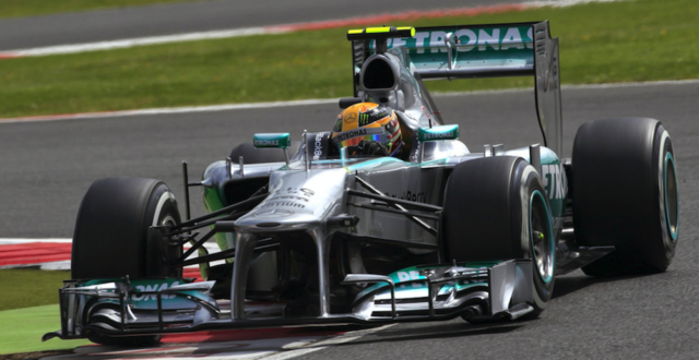 Can Lewis Hamilton in his F1 car take on a world-class superbike?