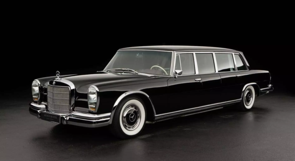 Mercedes&#39; 600 Pullman is the Only Way to Sit Back And Relax with Style