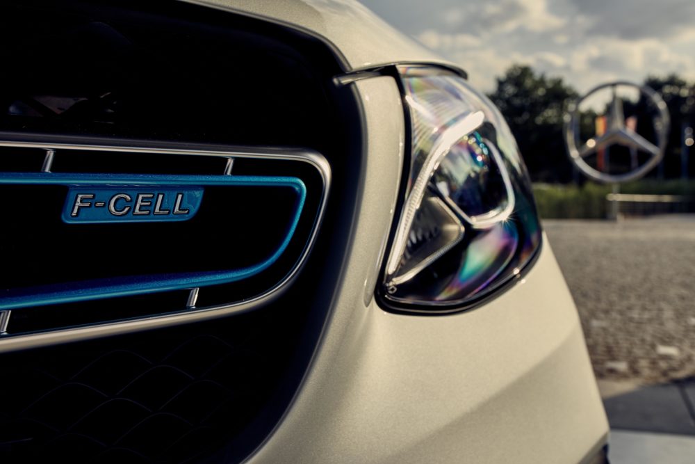 Mercedes-Benz GLC F-CELL: Marktstart für weltweit erstes Elektrofahrzeug mit Brennstoffzelle und Plug-in-Hybrid-TechnologieMercedes-Benz GLC F-CELL: Market launch of the world's first electric vehicle featuring fuel cell and plug-in hybrid technology