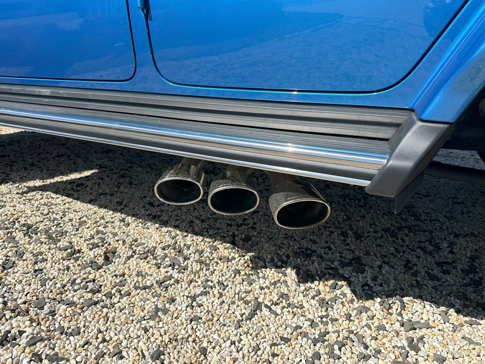 Triple side exhaust tips