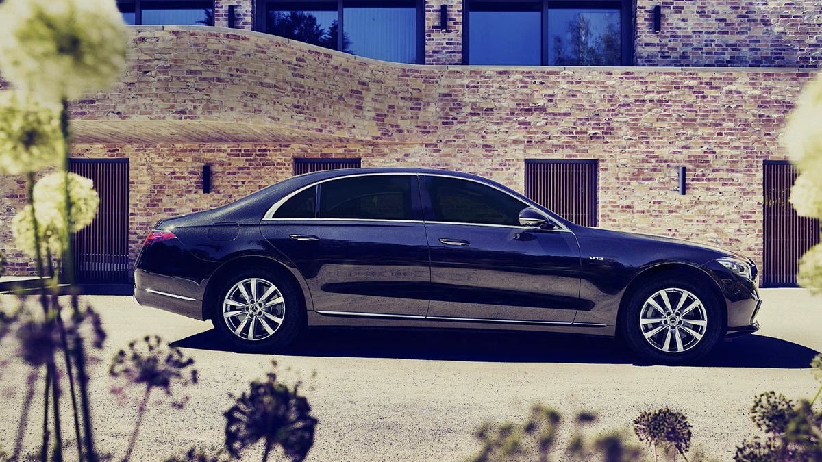 The armored Mercedes-Benz S 680 GUARD 4MATIC in profile