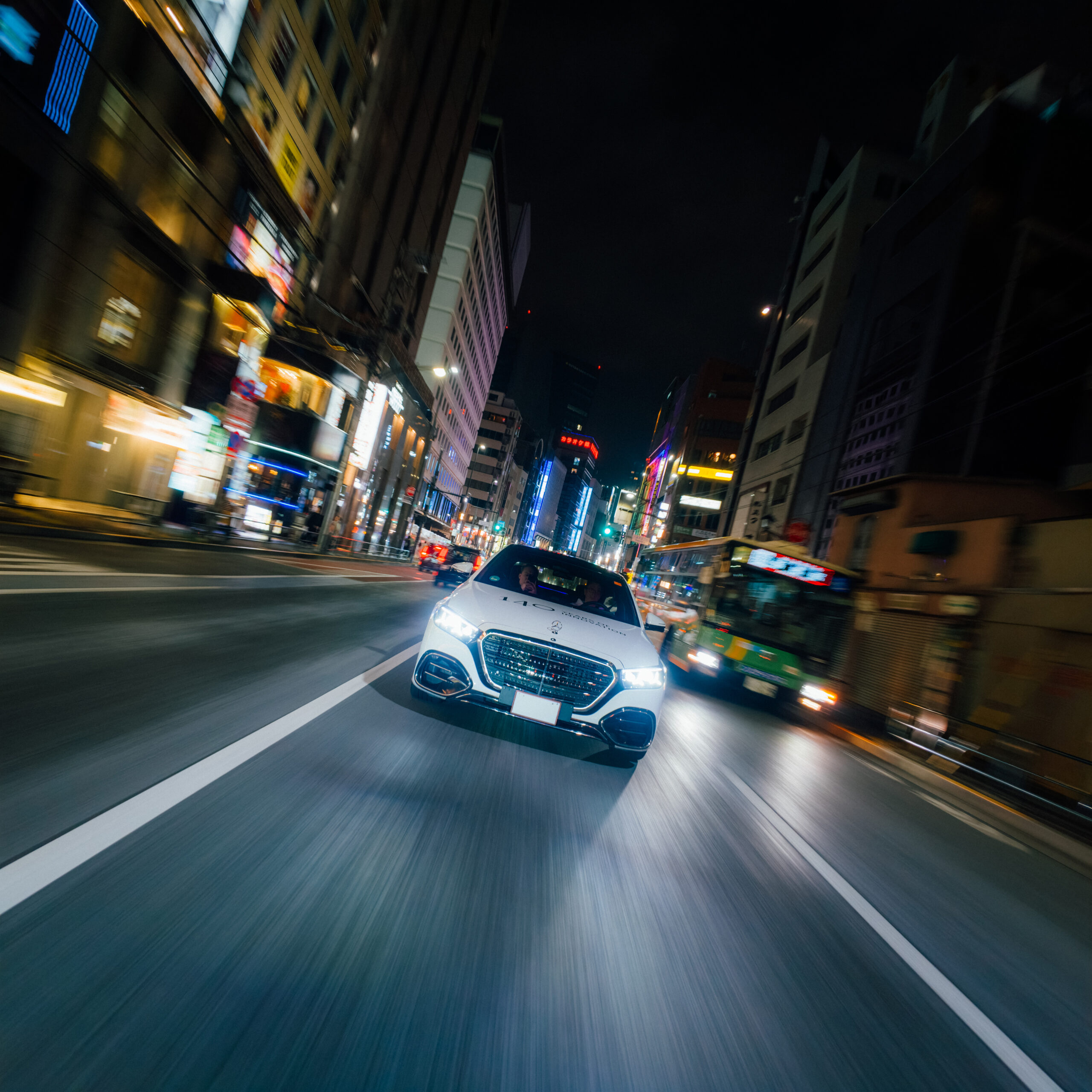 140 Years. 140 Places. Impressionen der neuen S‑Klasse in Japan – aus Tokyo, mit einem Stopp im Mercedes‑Benz Studio, gemeinsam mit Mercedes‑Benz Classic-Fahrzeugen
140 Years. 140 Places. Impressions of the new S‑Class in Japan – from Tokyo, including a stop at the Mercedes‑Benz Studio, alongside Mercedes‑Benz classic cars