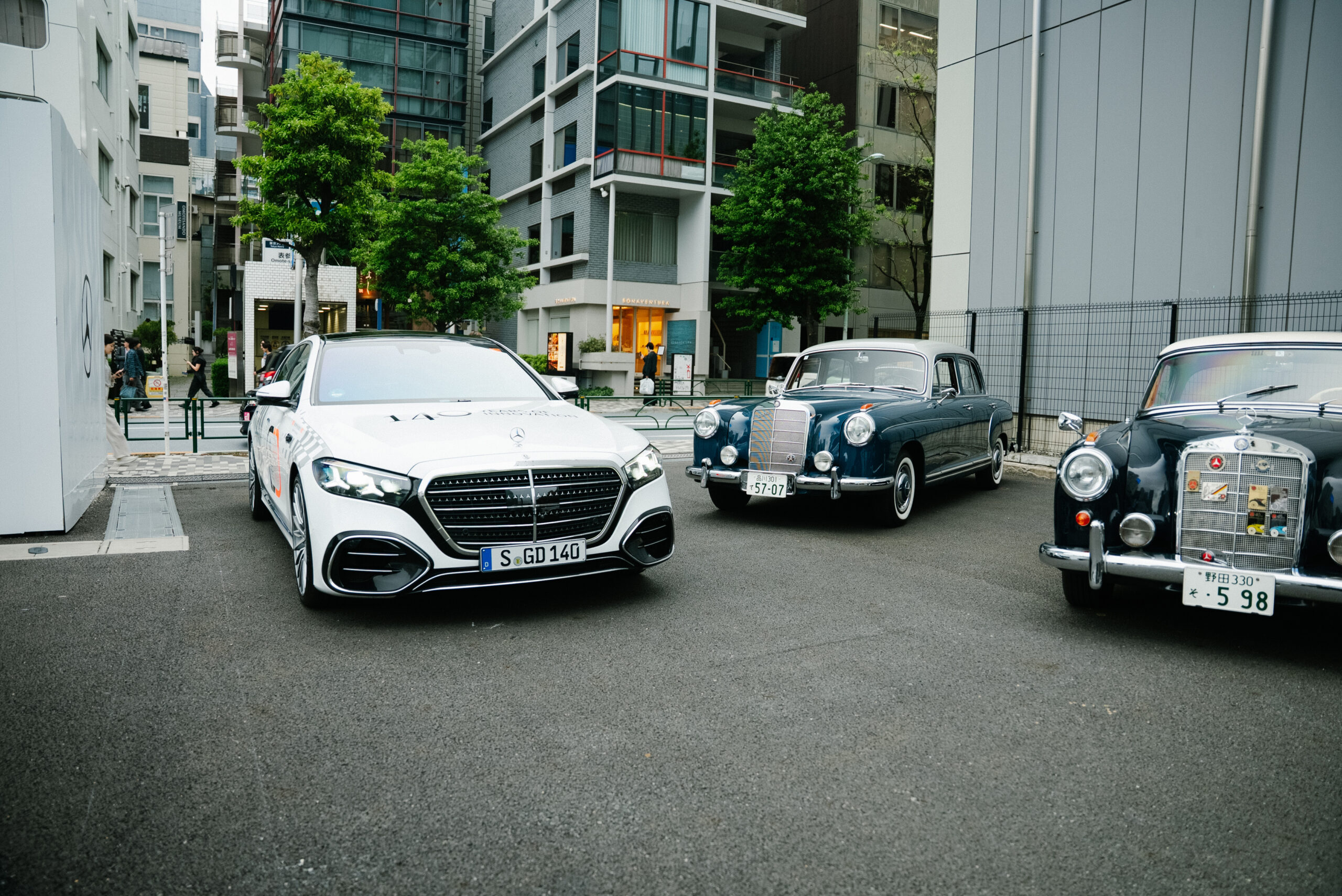 140 Years. 140 Places. Impressionen der neuen S‑Klasse in Japan – aus Tokyo, mit einem Stopp im Mercedes‑Benz Studio, gemeinsam mit Mercedes‑Benz Classic-Fahrzeugen
140 Years. 140 Places. Impressions of the new S‑Class in Japan – from Tokyo, including a stop at the Mercedes‑Benz Studio, alongside Mercedes‑Benz classic cars