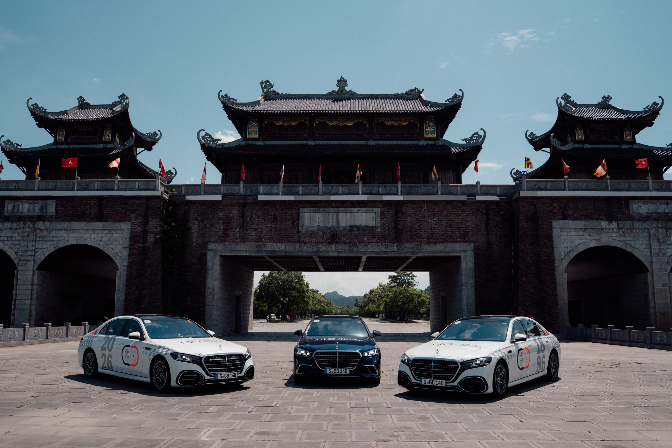 140 Years. 140 Places. Die neue S‑Klasse ist in Südostasien angekommen – Impressionen aus Vietnam mit Stopps in Ha Noi, Ninh Binh, Hue und Quang Binh
140 Years. 140 Places. The new S‑Class has arrived in Southeast Asia – impressions from Vietnam, with stops in Hanoi, Ninh Binh, Hue and Quang Binh