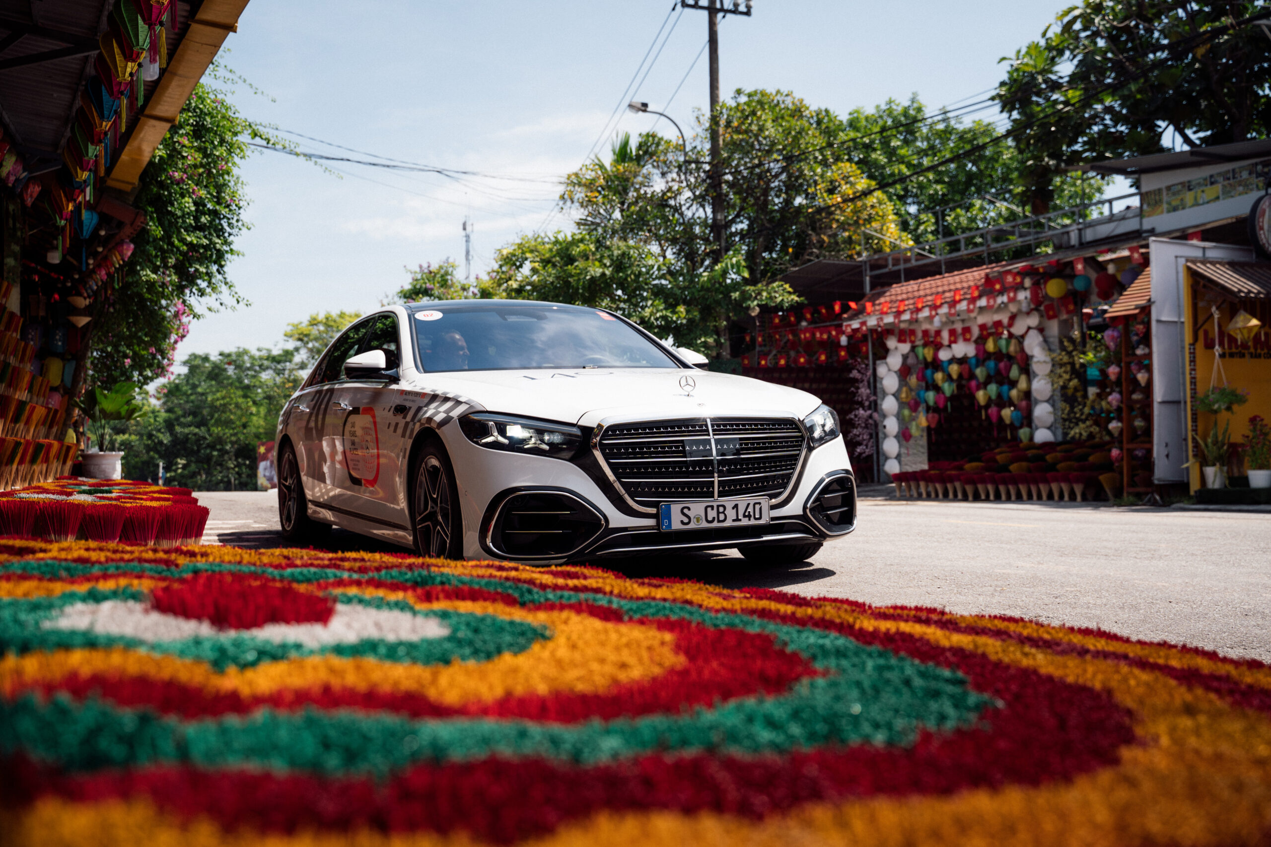 140 Years. 140 Places. Die neue S‑Klasse ist in Südostasien angekommen – Impressionen aus Vietnam mit Stopps in Hoi An und Da Nang
140 Years. 140 Places. The new S‑Class has arrived in Southeast Asia – impressions from Vietnam, with stops in Hoi An and Da Nang.